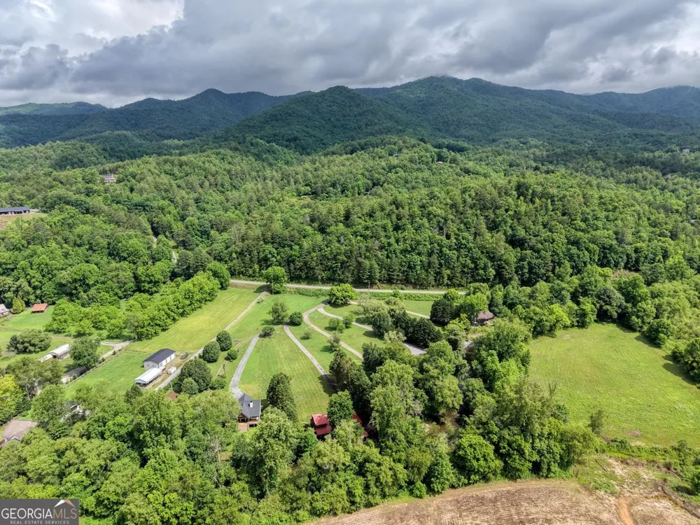 33 Tusquittee Valley Lane Hayesville, NC 28904