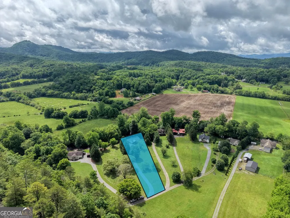 33 Tusquittee Valley Lane Hayesville, NC 28904