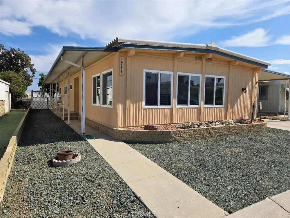 1744 Santiago Hemet, CA 92545