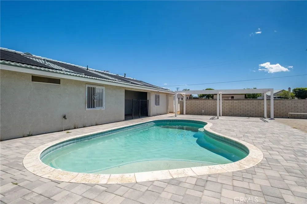 6748 Coriander Oak Hills, CA 92344
