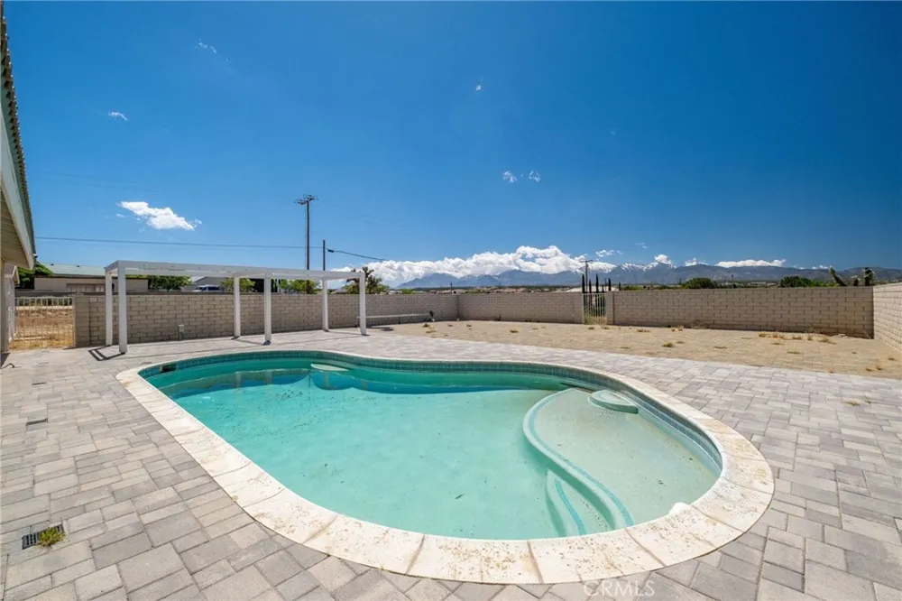 6748 Coriander Oak Hills, CA 92344