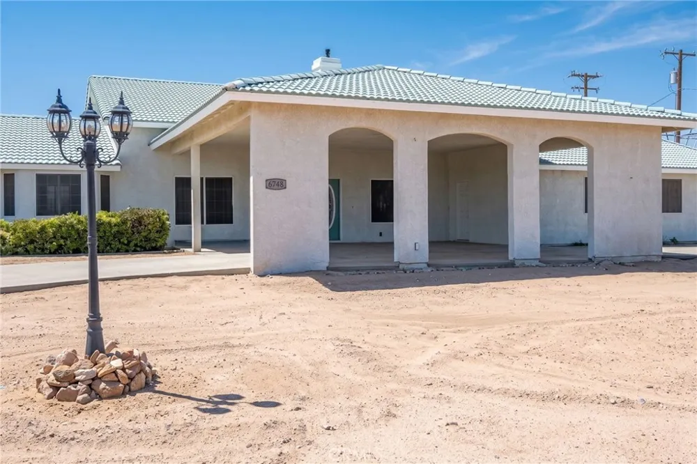 6748 Coriander Oak Hills, CA 92344