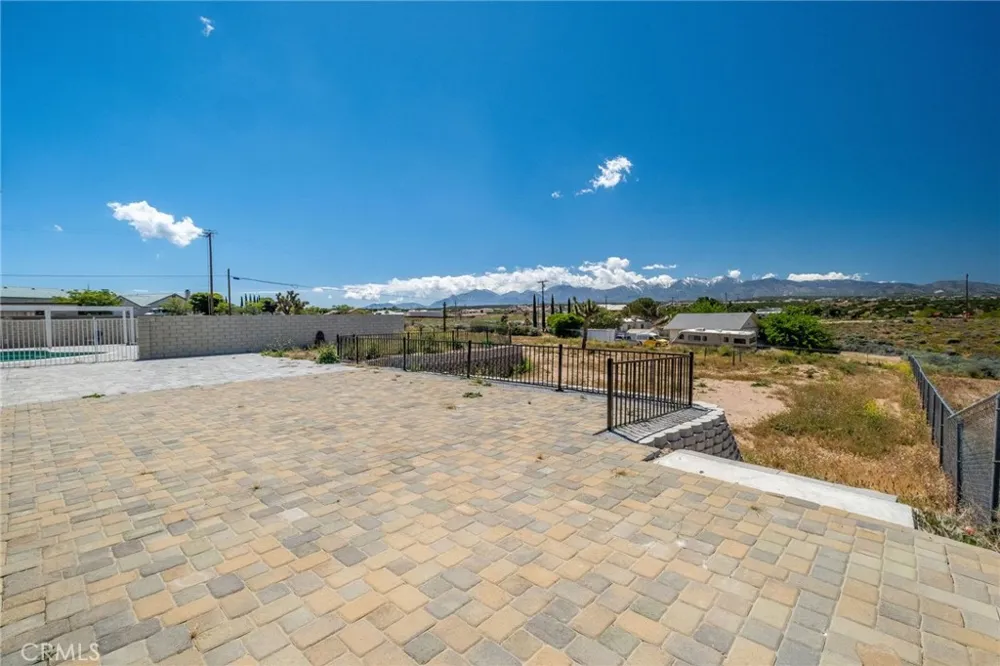 6748 Coriander Oak Hills, CA 92344