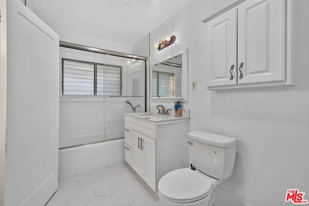 2215 W 21st Street Los Angeles, CA 90018