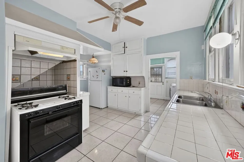 2215 W 21st Street Los Angeles, CA 90018