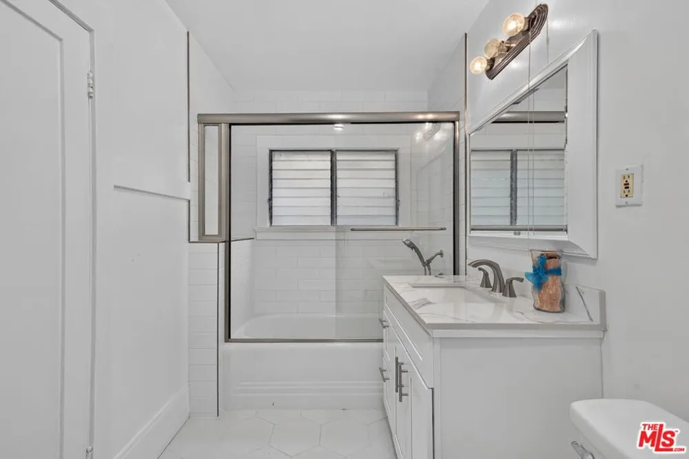 2215 W 21st Street Los Angeles, CA 90018