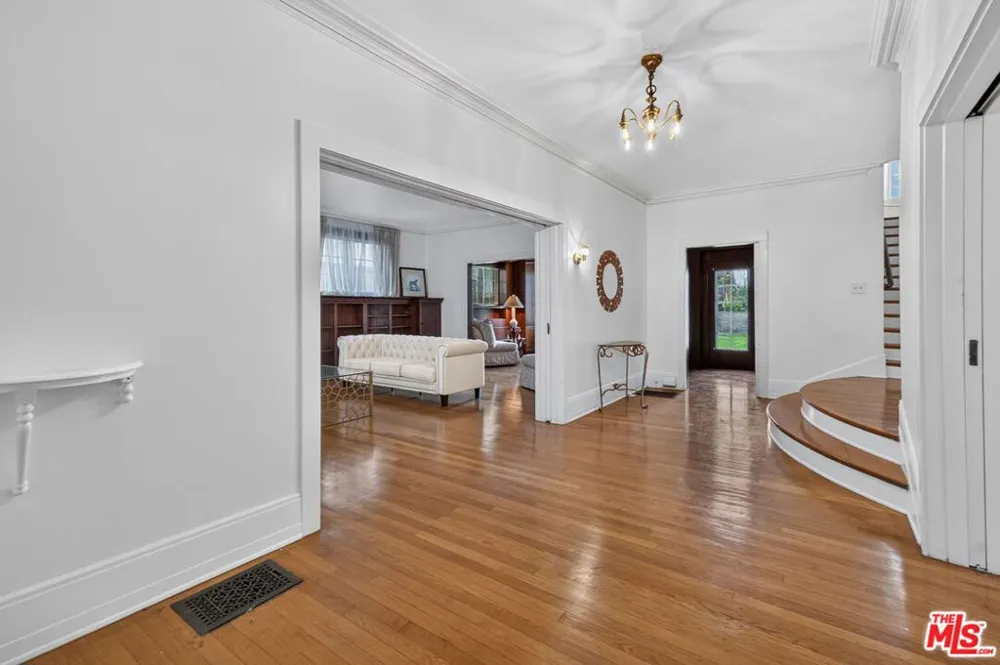2215 W 21st Street Los Angeles, CA 90018