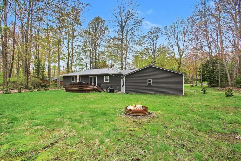 18412 148th Avenue Spring Lake, MI 49456