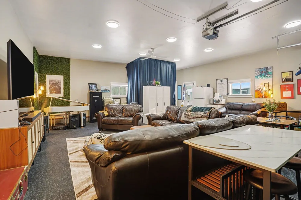 18412 148th Avenue Spring Lake, MI 49456