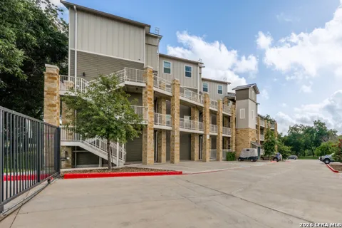 1228 Ervendberg Ave ## 104