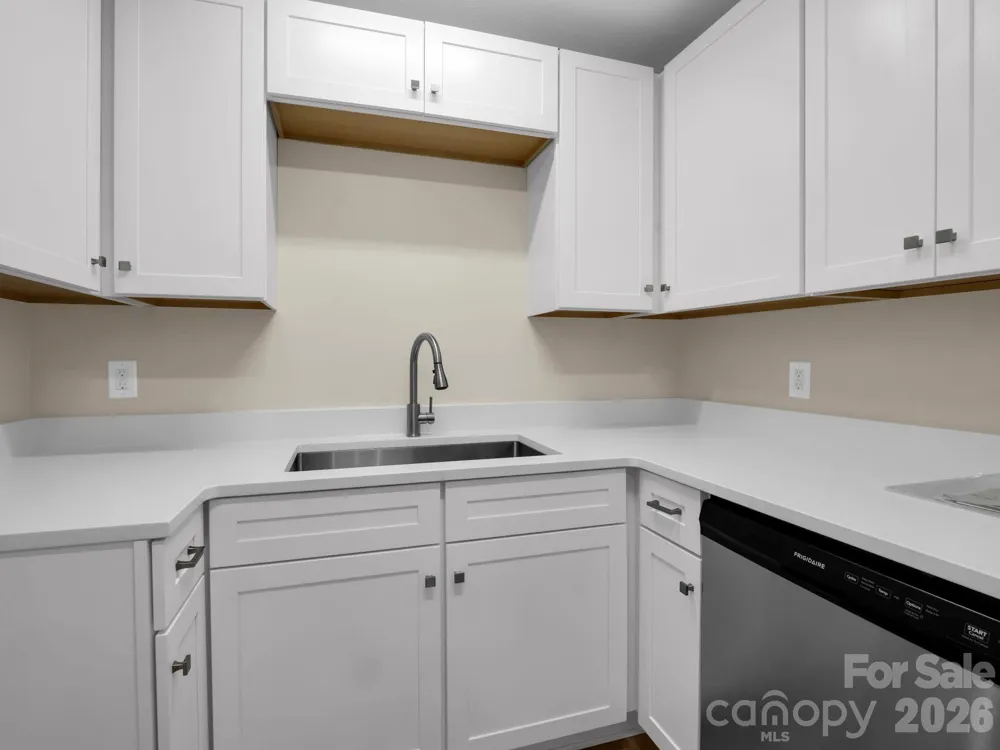 520 Courtwood Lane #8 Hendersonville, NC 28739