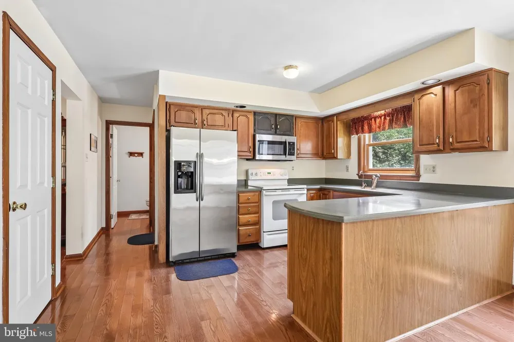 8 LONG DRIVE Downingtown, PA 19335