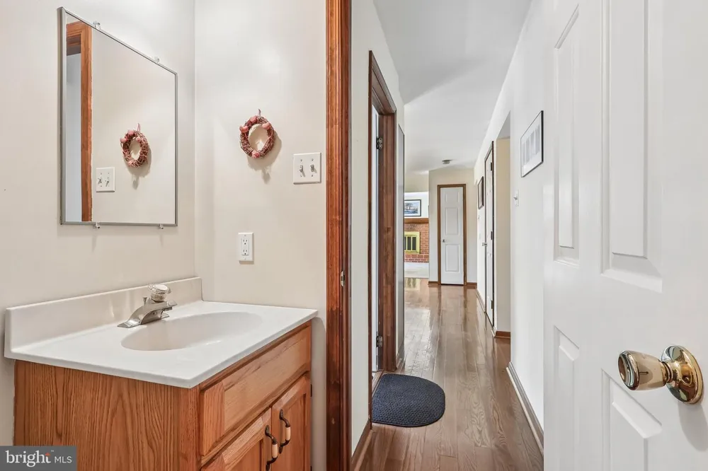 8 LONG DRIVE Downingtown, PA 19335