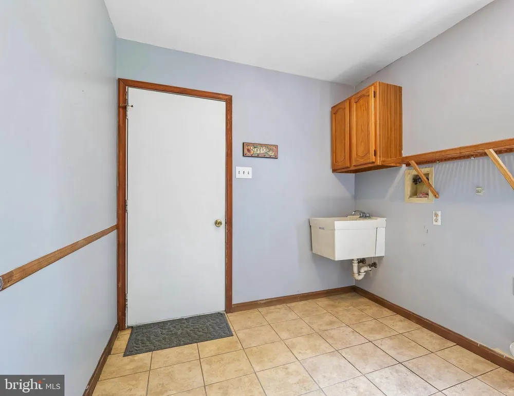 8 LONG DRIVE Downingtown, PA 19335