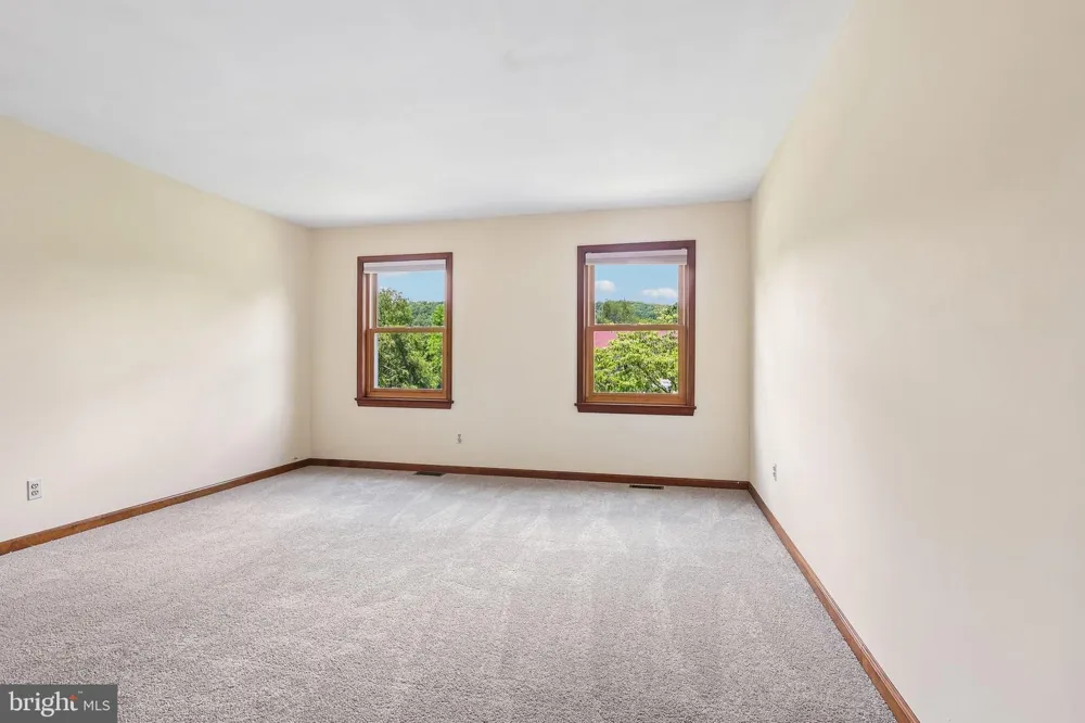 8 LONG DRIVE Downingtown, PA 19335