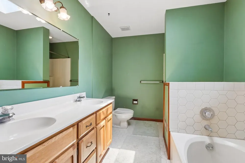 8 LONG DRIVE Downingtown, PA 19335