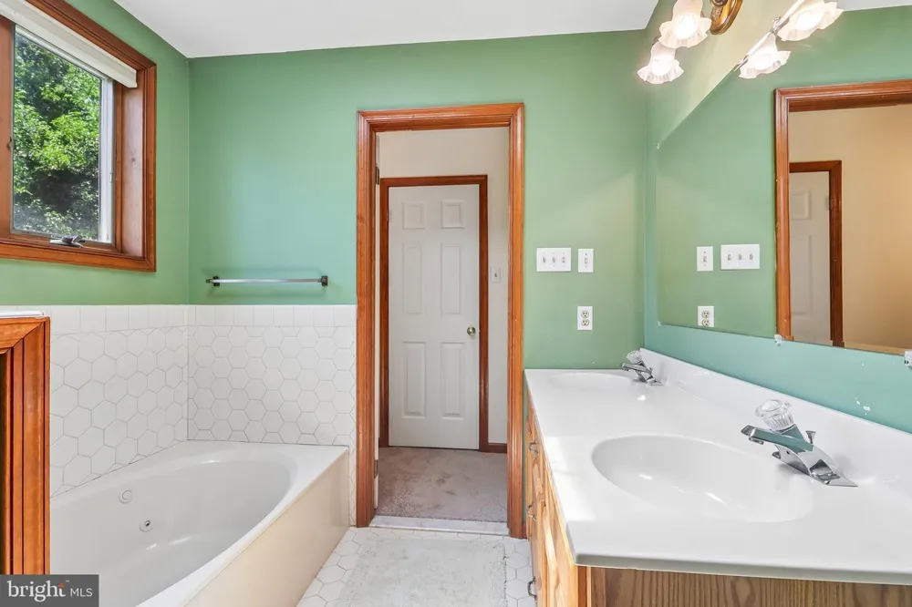 8 LONG DRIVE Downingtown, PA 19335