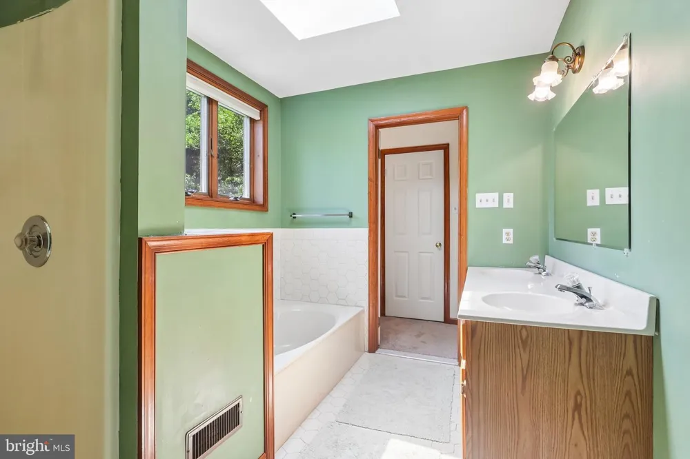 8 LONG DRIVE Downingtown, PA 19335