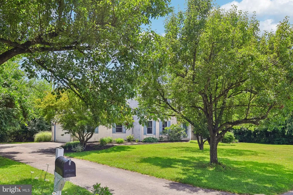 8 LONG DRIVE Downingtown, PA 19335