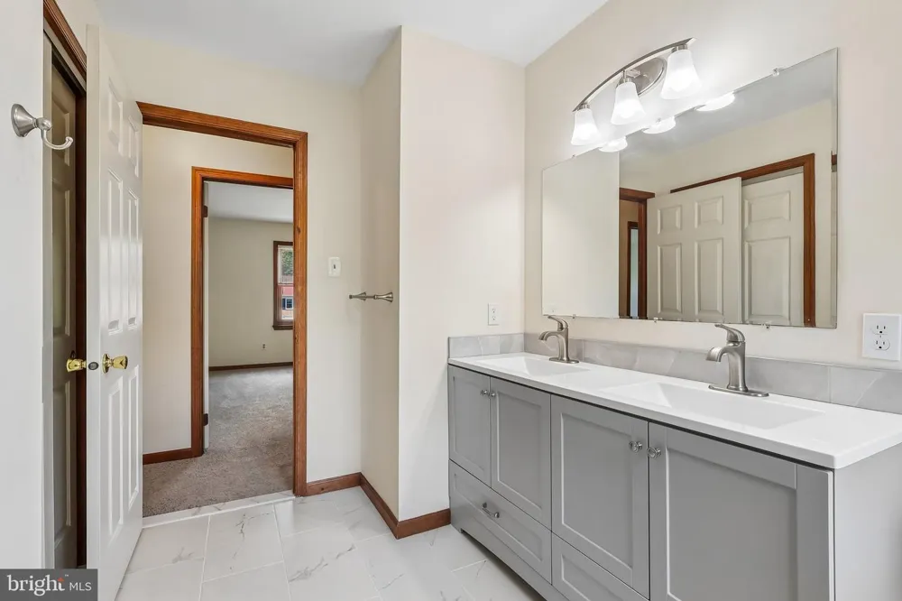 8 LONG DRIVE Downingtown, PA 19335