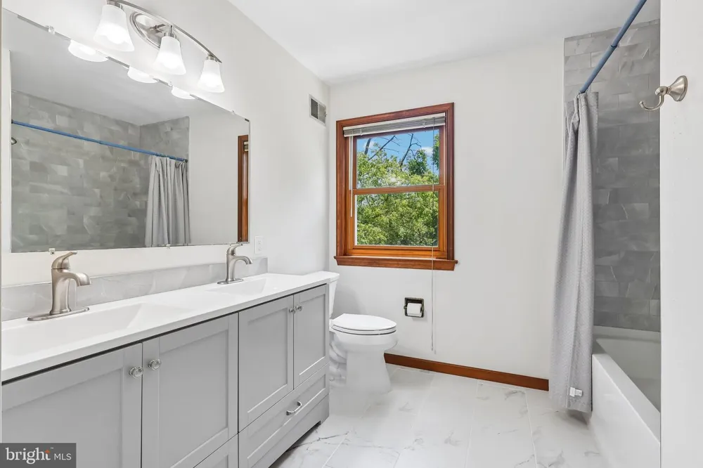 8 LONG DRIVE Downingtown, PA 19335