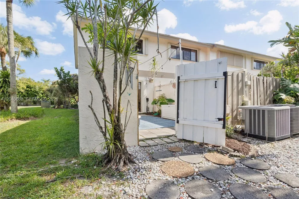 3050 S Oakland Forest Dr #2008 Oakland Park, FL 33309