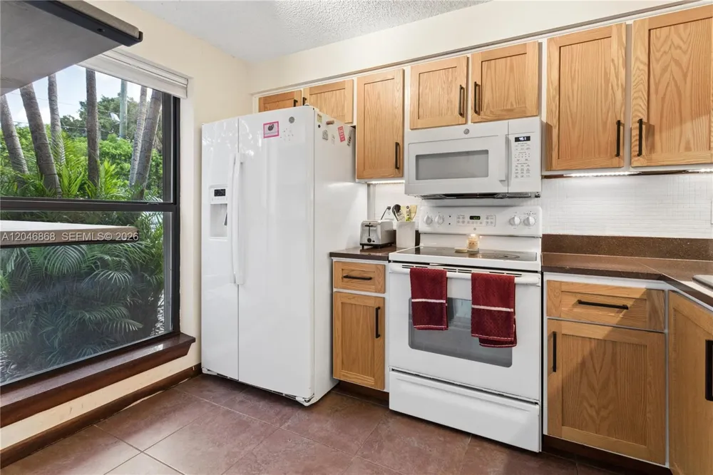 3050 S Oakland Forest Dr #2008 Oakland Park, FL 33309