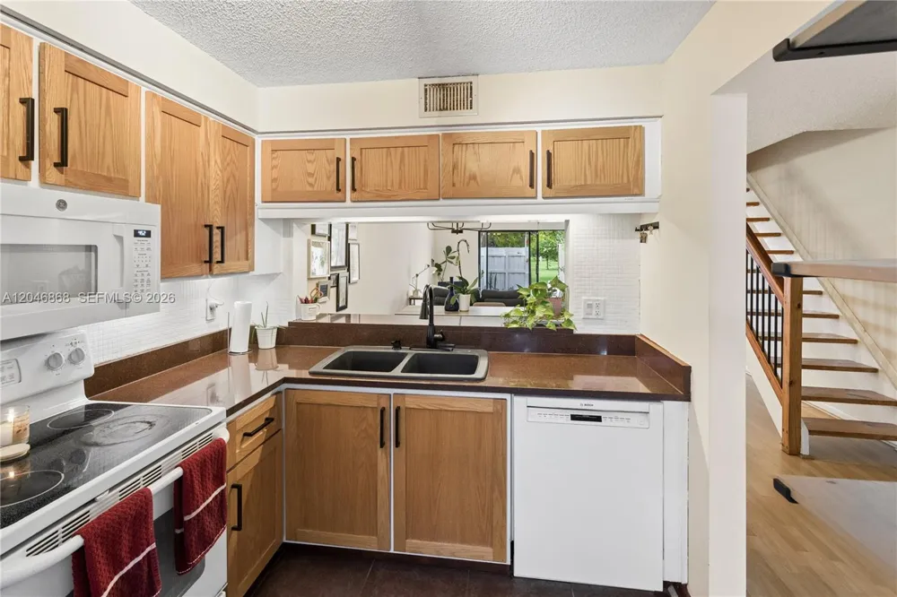 3050 S Oakland Forest Dr #2008 Oakland Park, FL 33309
