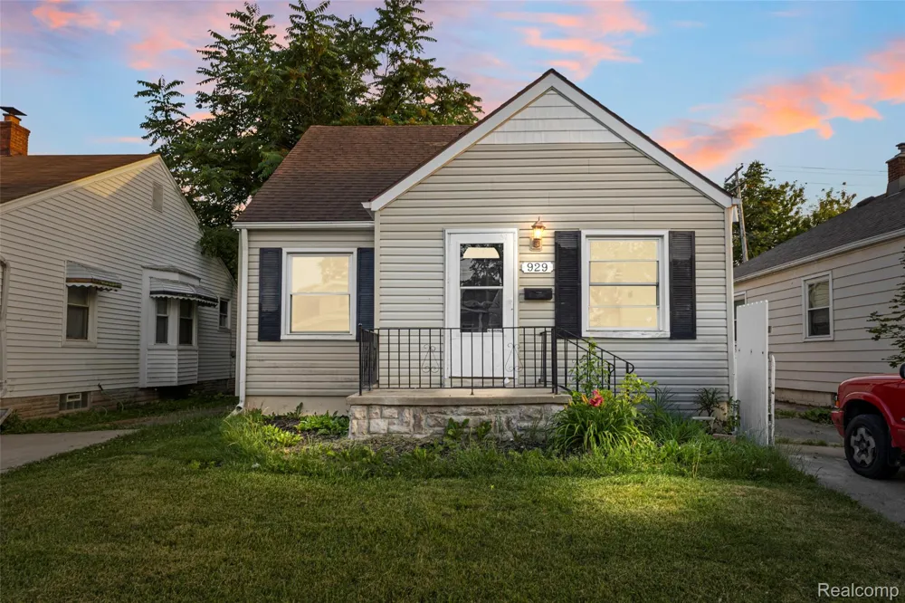 929 White Avenue Lincoln Park City, MI 48146
