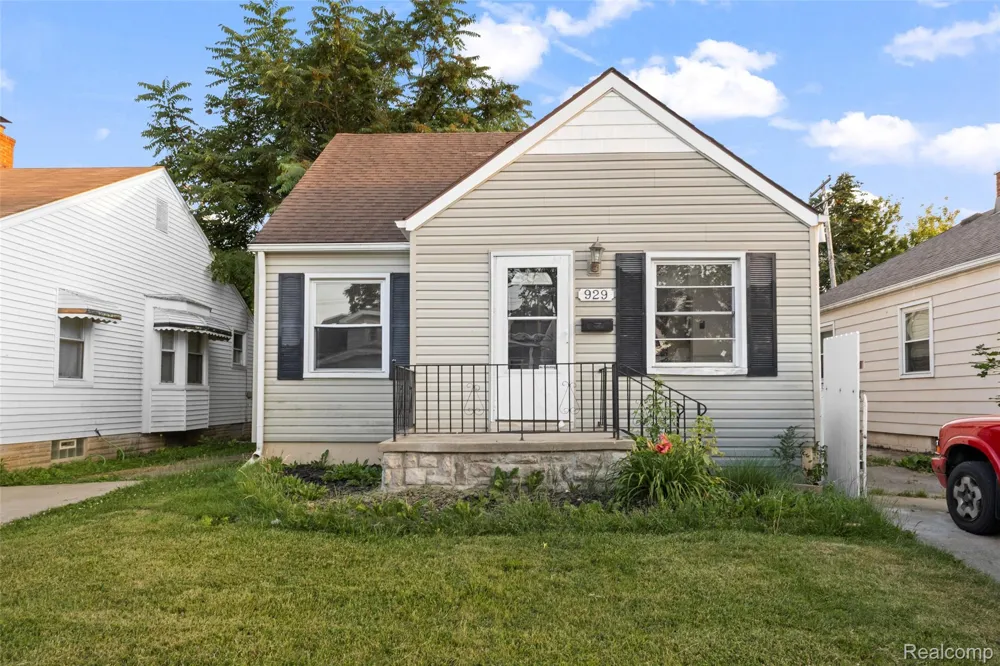 929 White Avenue Lincoln Park City, MI 48146