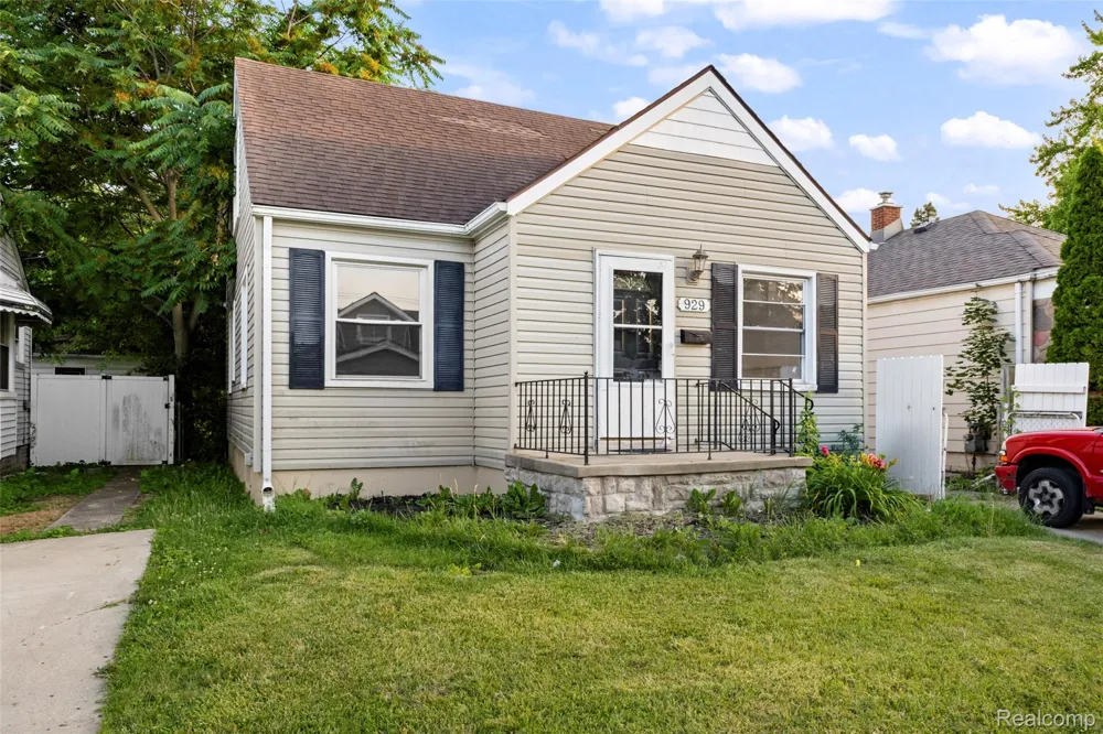 929 White Avenue Lincoln Park City, MI 48146