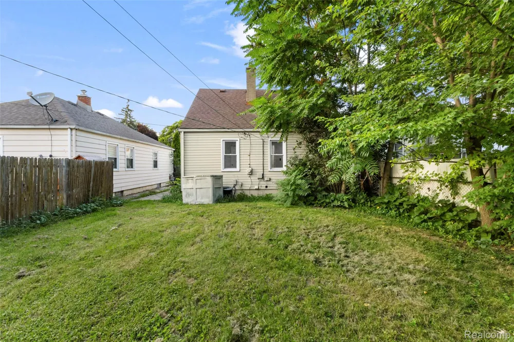 929 White Avenue Lincoln Park City, MI 48146