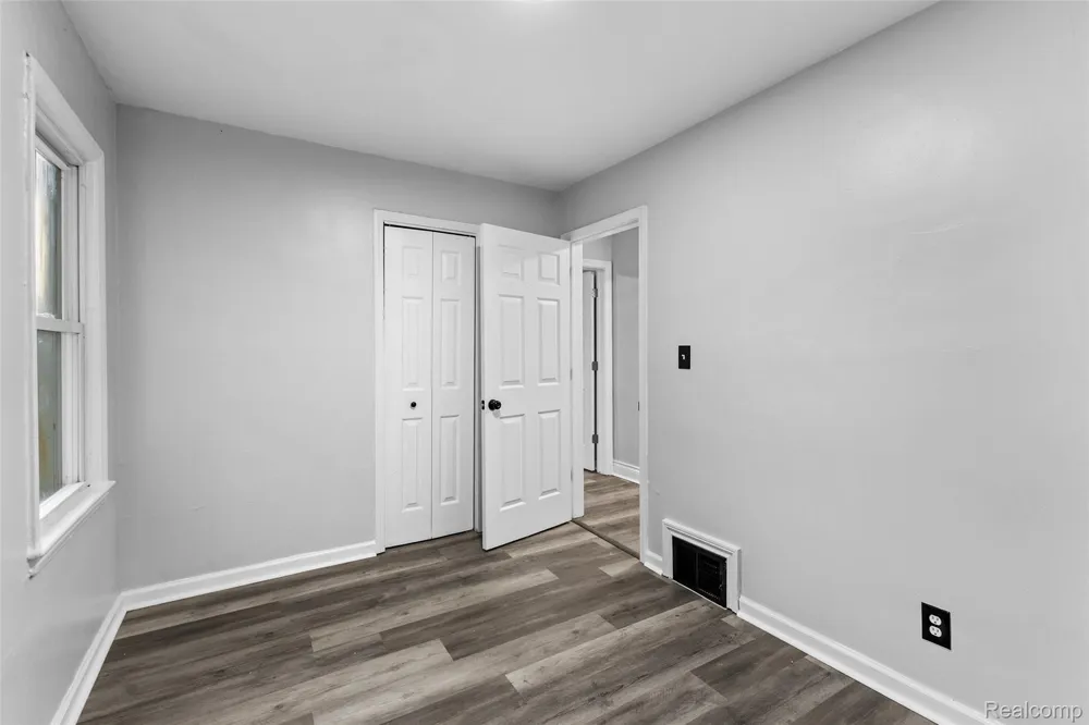 929 White Avenue Lincoln Park City, MI 48146