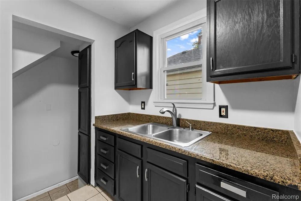929 White Avenue Lincoln Park City, MI 48146