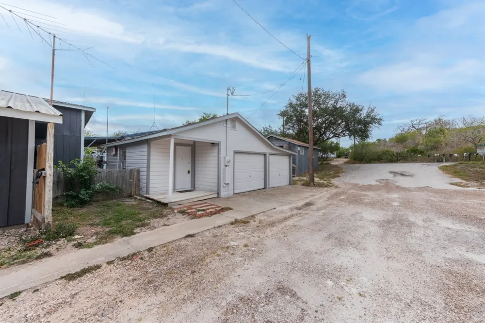 101 White Point Trail Sandia, TX 78383