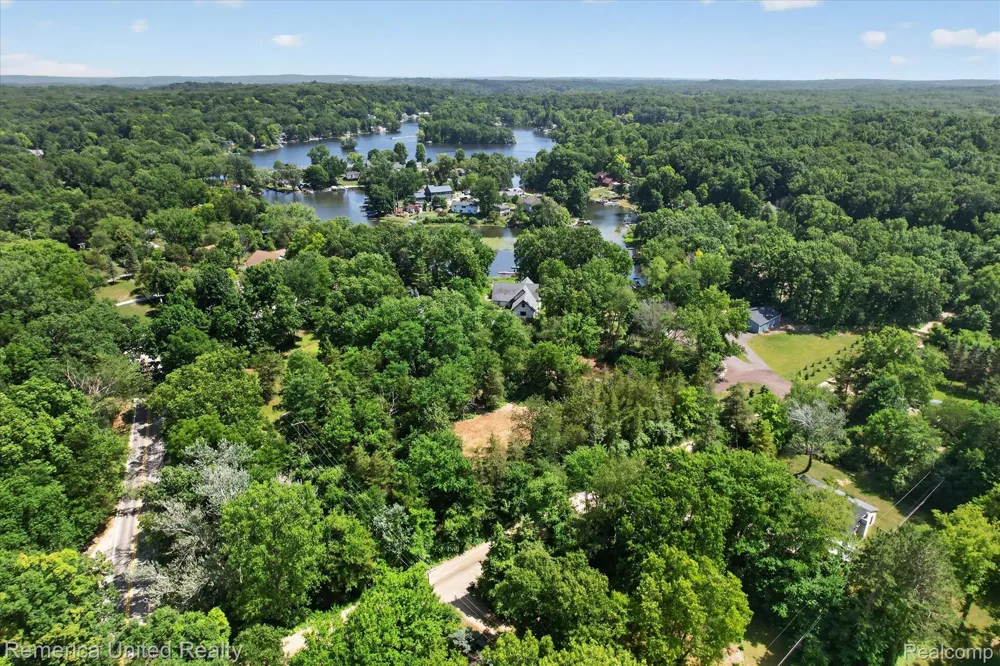 11521 Westshore Drive Putnam Township, MI 48169