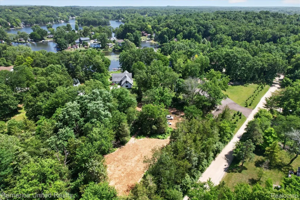 11521 Westshore Drive Putnam Township, MI 48169