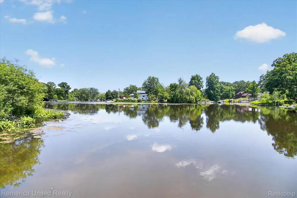11521 Westshore Drive Putnam Township, MI 48169