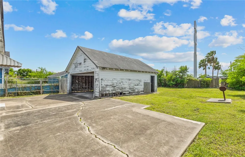 1222 18th Street Corpus Christi, TX 78405