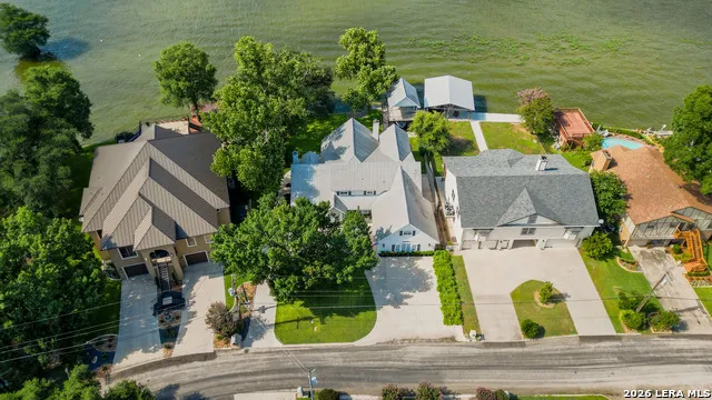 134 SPYGLASS RD McQueeney, TX 78123