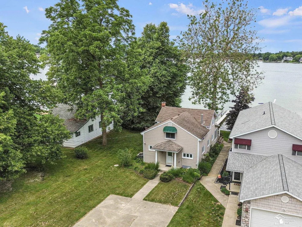 736 Lakeview Drive Columbia Township, MI 49234