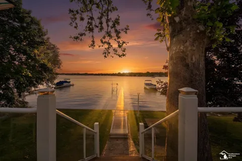 736 Lakeview Drive