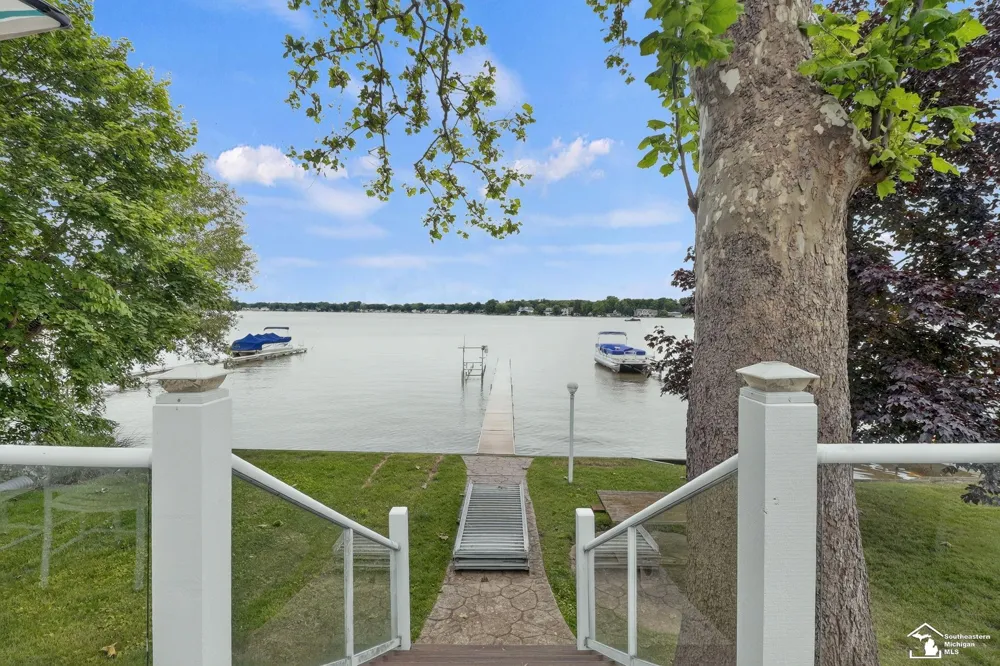 736 Lakeview Drive Columbia Township, MI 49234