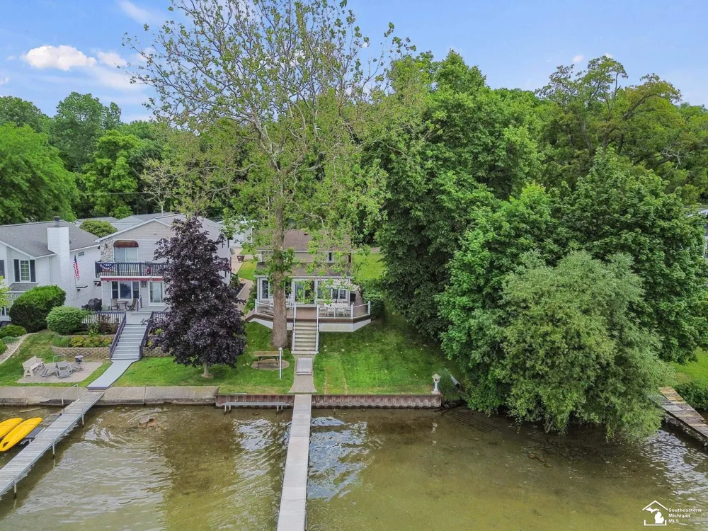 736 Lakeview Drive Columbia Township, MI 49234