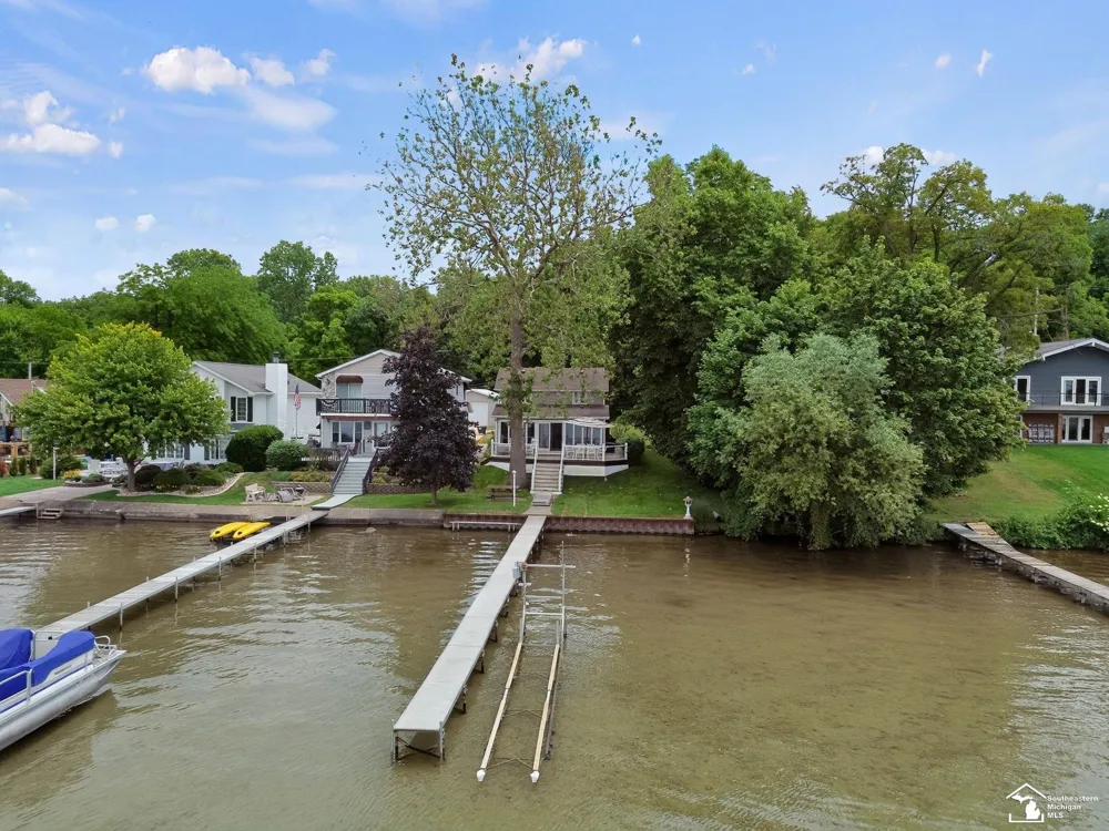 736 Lakeview Drive Columbia Township, MI 49234