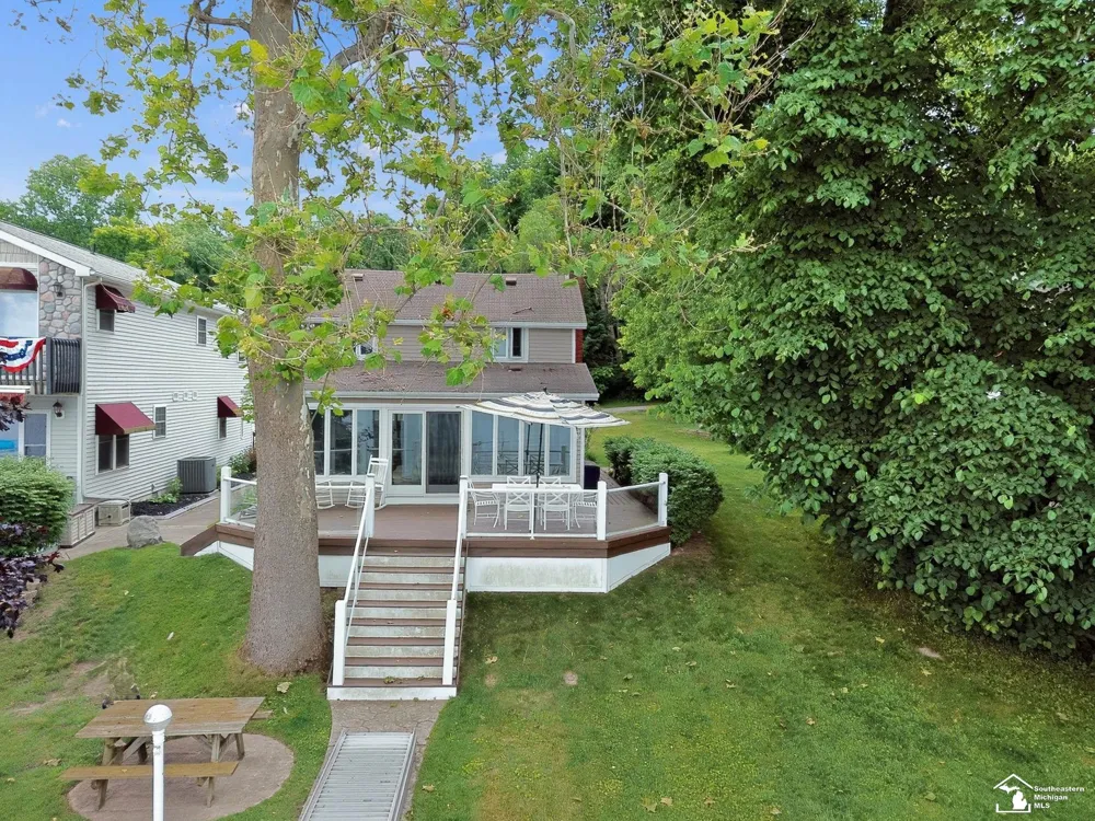 736 Lakeview Drive Columbia Township, MI 49234