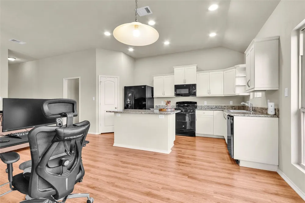 704 Mockingbird Street Navasota, TX 77868