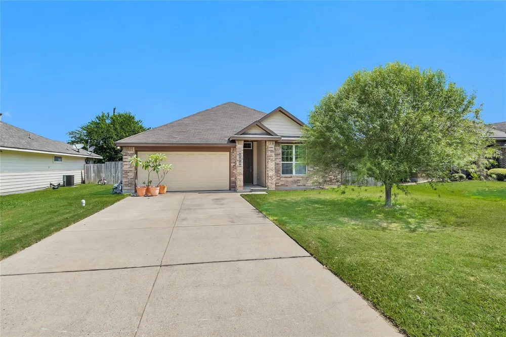 704 Mockingbird Street Navasota, TX 77868
