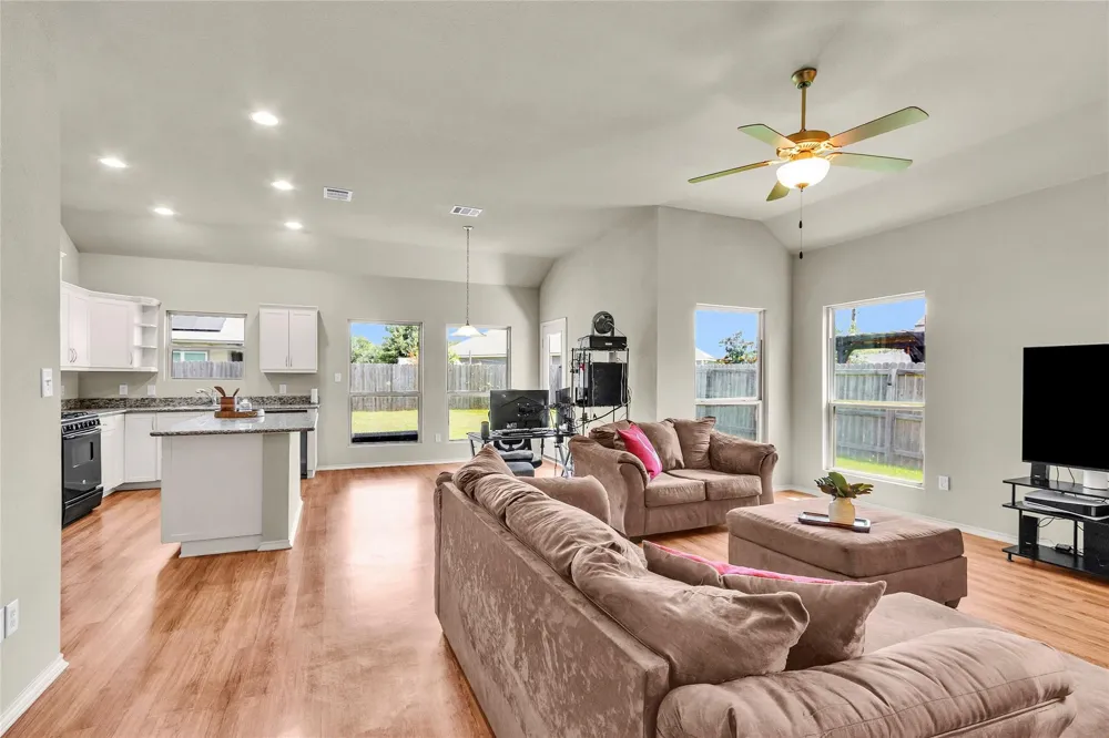 704 Mockingbird Street Navasota, TX 77868