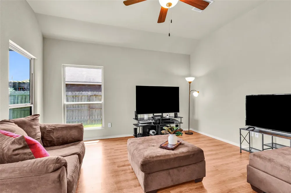 704 Mockingbird Street Navasota, TX 77868